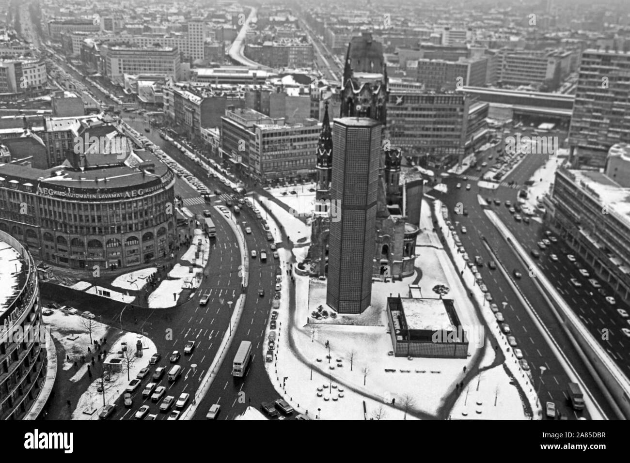 Blick vom Europa Center auf den Breitscheidplatz mit der Kaiser Wilhelm Gedächtnis Kirche in Berlin, Deutschland 1970. View from Europa Center to Breitscheidplatz square with the Kaiser Wilhelm Memorial Church in Berlin, Germany 1970. Stock Photo