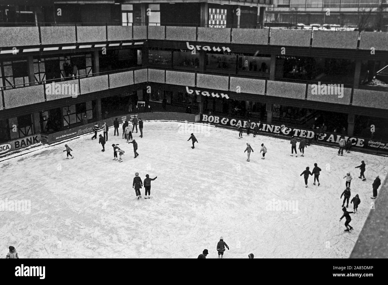Leute haben Spaß auf einer Eisbahn in Berlin, Deutschland 1970. People enjoying their spare time in an ice rink at Berlin, Germany 1970. Stock Photo