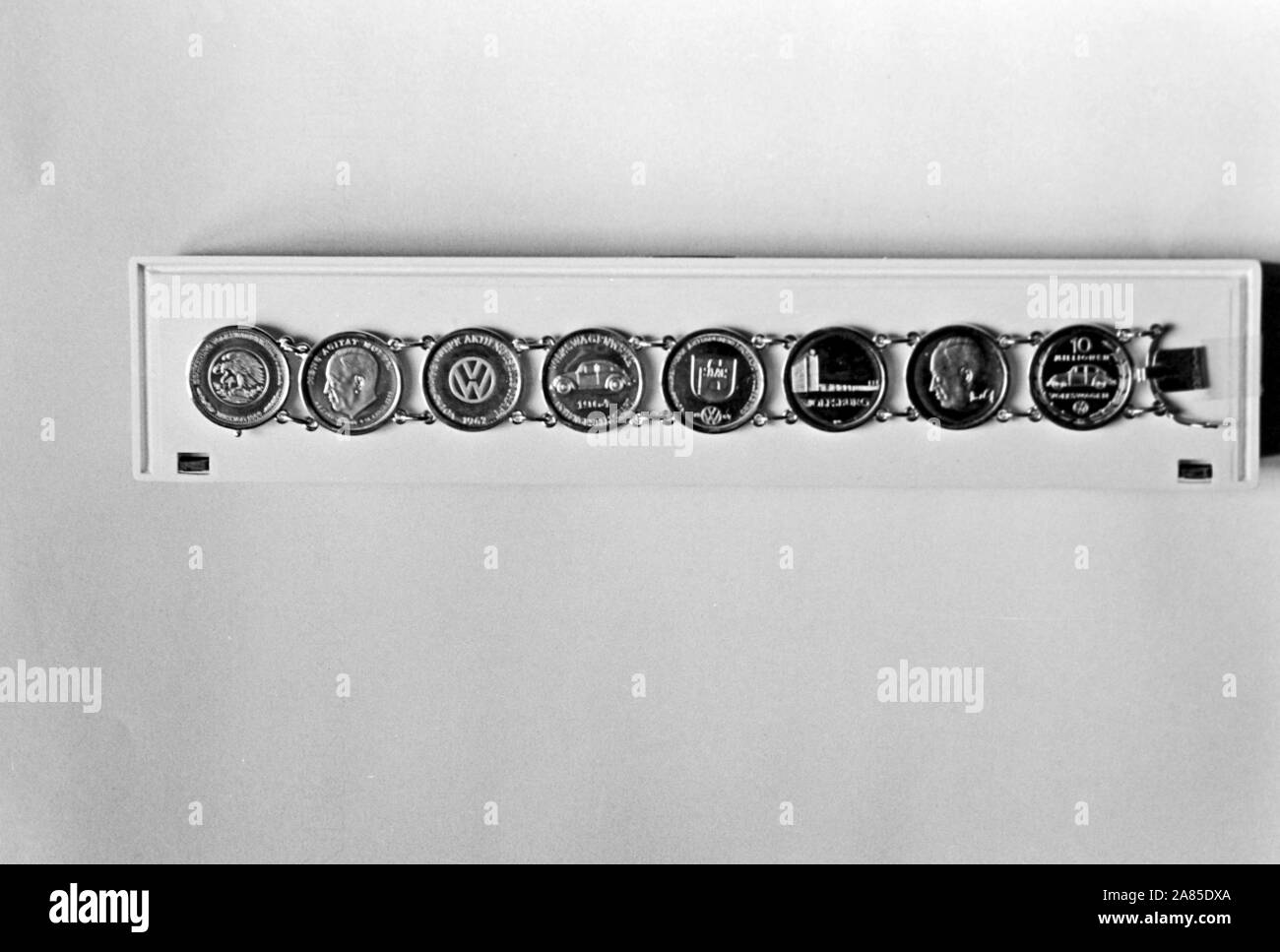 Armband mit VW Münzen, Deutschland 1970. Bracelet with Volkswagen coins, Germany 1970. Stock Photo