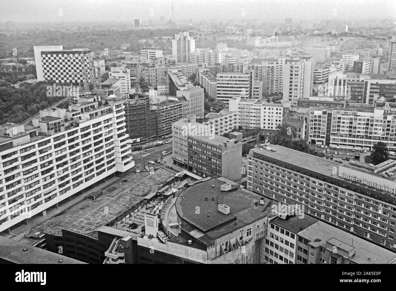 Blick auf Wohn- und Geschäftshäuser in der Innenstadt von Berlin, Deutschland 1984. View to living and business building at the inner city of Berlin, Germany 1984. Stock Photo