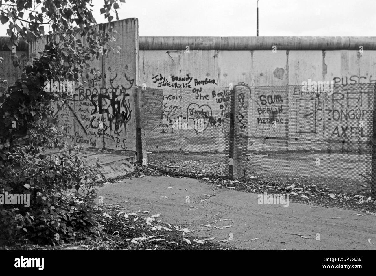 Graffiti an der Berliner Mauer, Deutschland 1984. The Berlin wall decorated with graffiti, Germany 1984. Stock Photo
