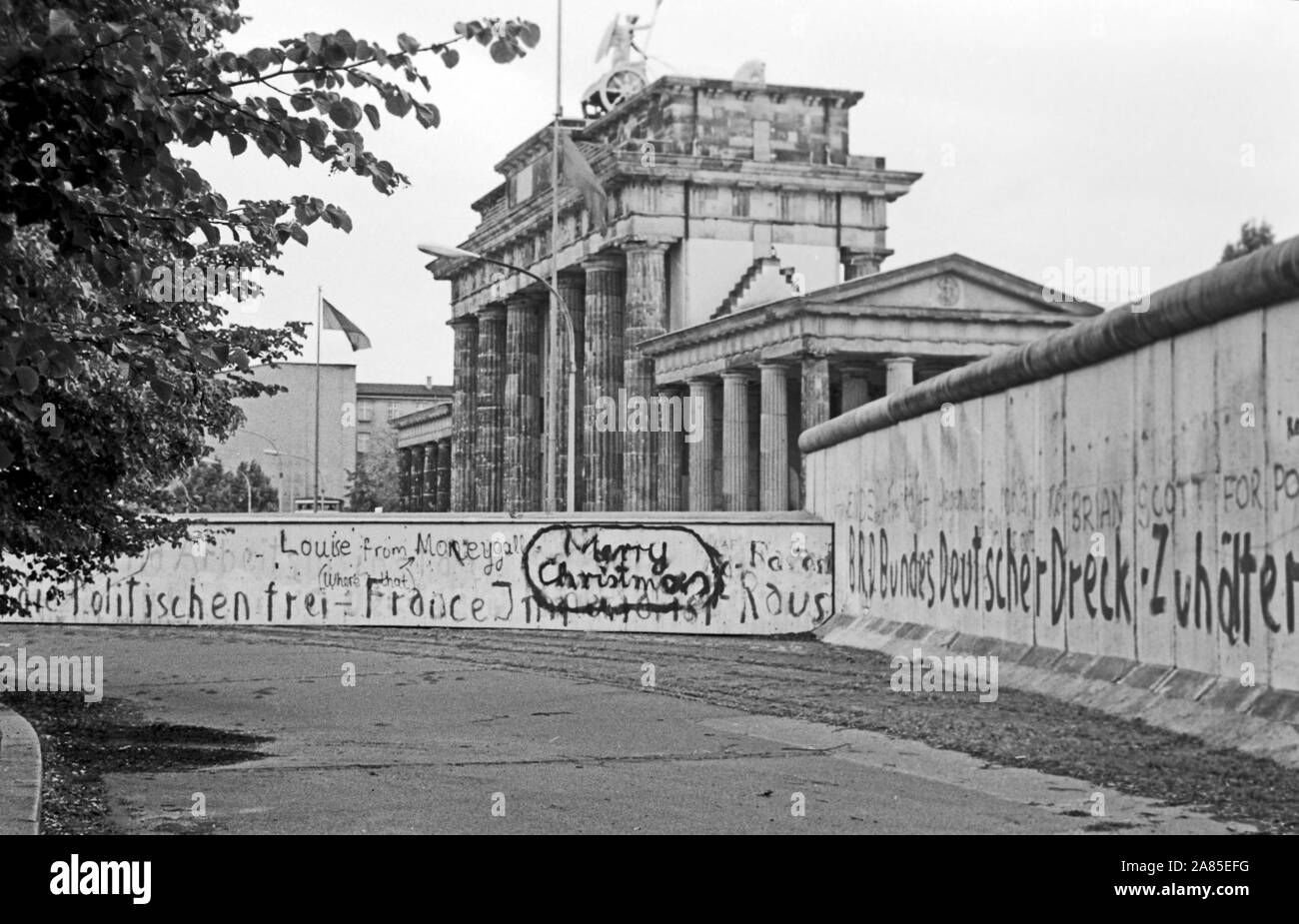 Weihnachtswünsche aufgesprüht auf die Mauer in Berlin am Brandenburger Tor, Deutschland 1984. Season's greetings sprayed on the Berlin wall near Brandenburg gate, Germany 1984. Stock Photo