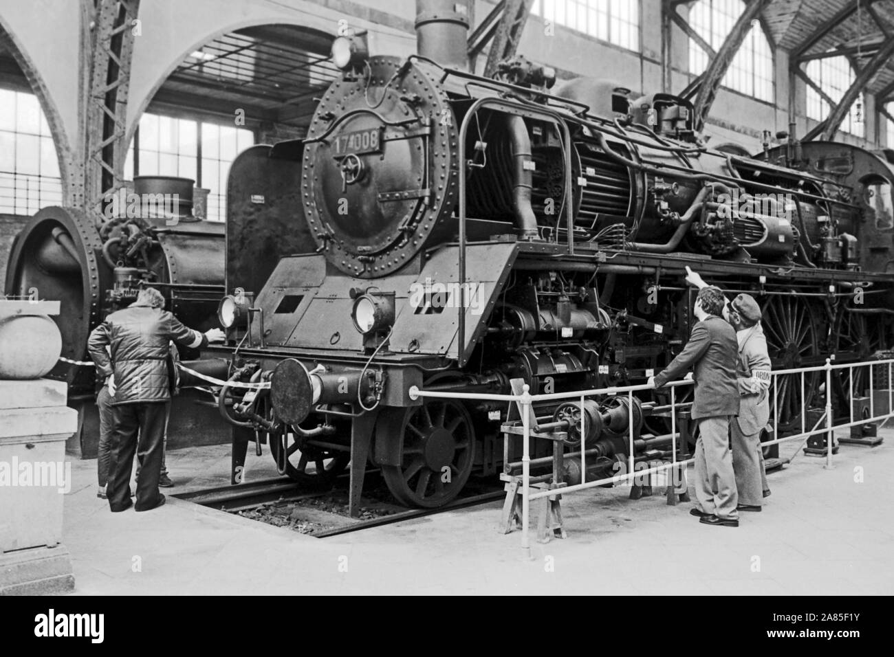 Preußische P 8 Dampflokomotive im Eisenbahnmuseum am ehemaligen Berlin Hamburger Bahnhof, Deutschland 1984. Prussian P 8 steam locomotive at the railway museum of the former Berlin Hamburg railway station, Germany 1984. Stock Photo
