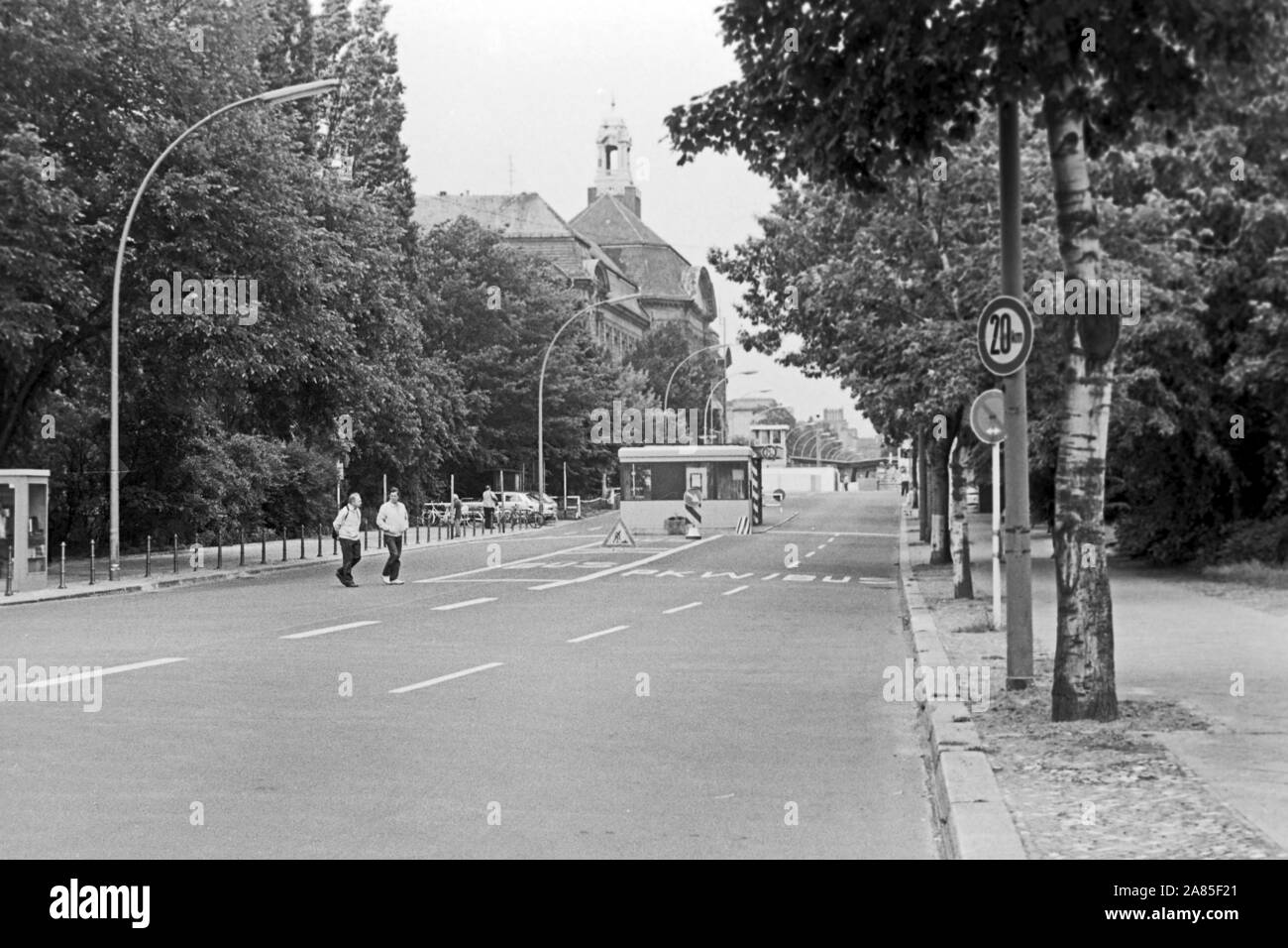 Straße in Berlin mit einem Grenzposten zum Ostteil der Stadt, Deutschland 1984. Street in Berlin with a frontier checkpoint to the Eastern part of the city, Germany 1984. Stock Photo