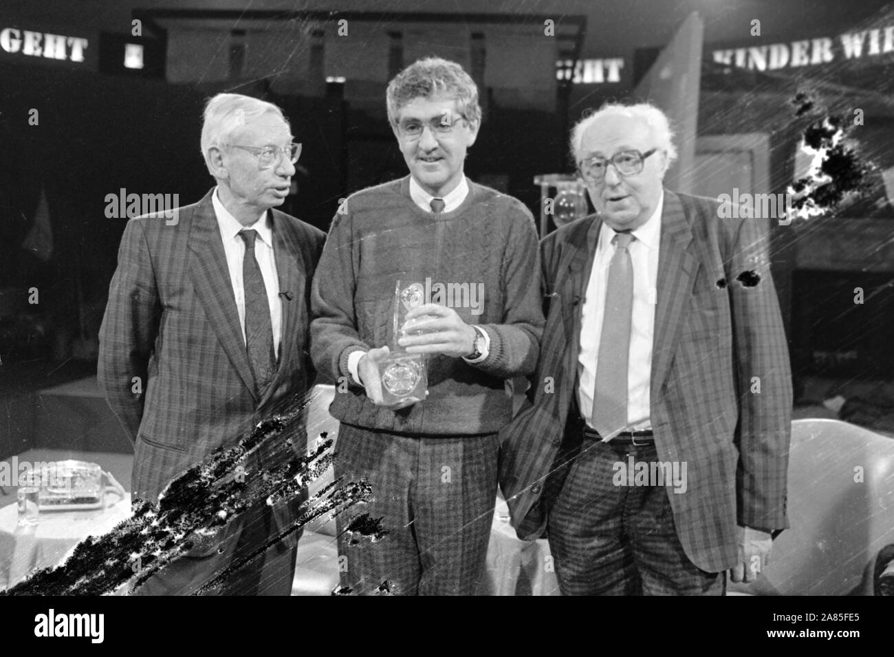 Moderator Denes Törzs mit Schriftsteller Horst Krüger in der Sendung 'Kinder, wie die Zeit vergeht', NDR, 1986. TV-Host Dénes Törzs and writer Horst Küger on air at the show 'Kinder, wie die Zeit vergeht' streaming at NDR, 1986. Stock Photo