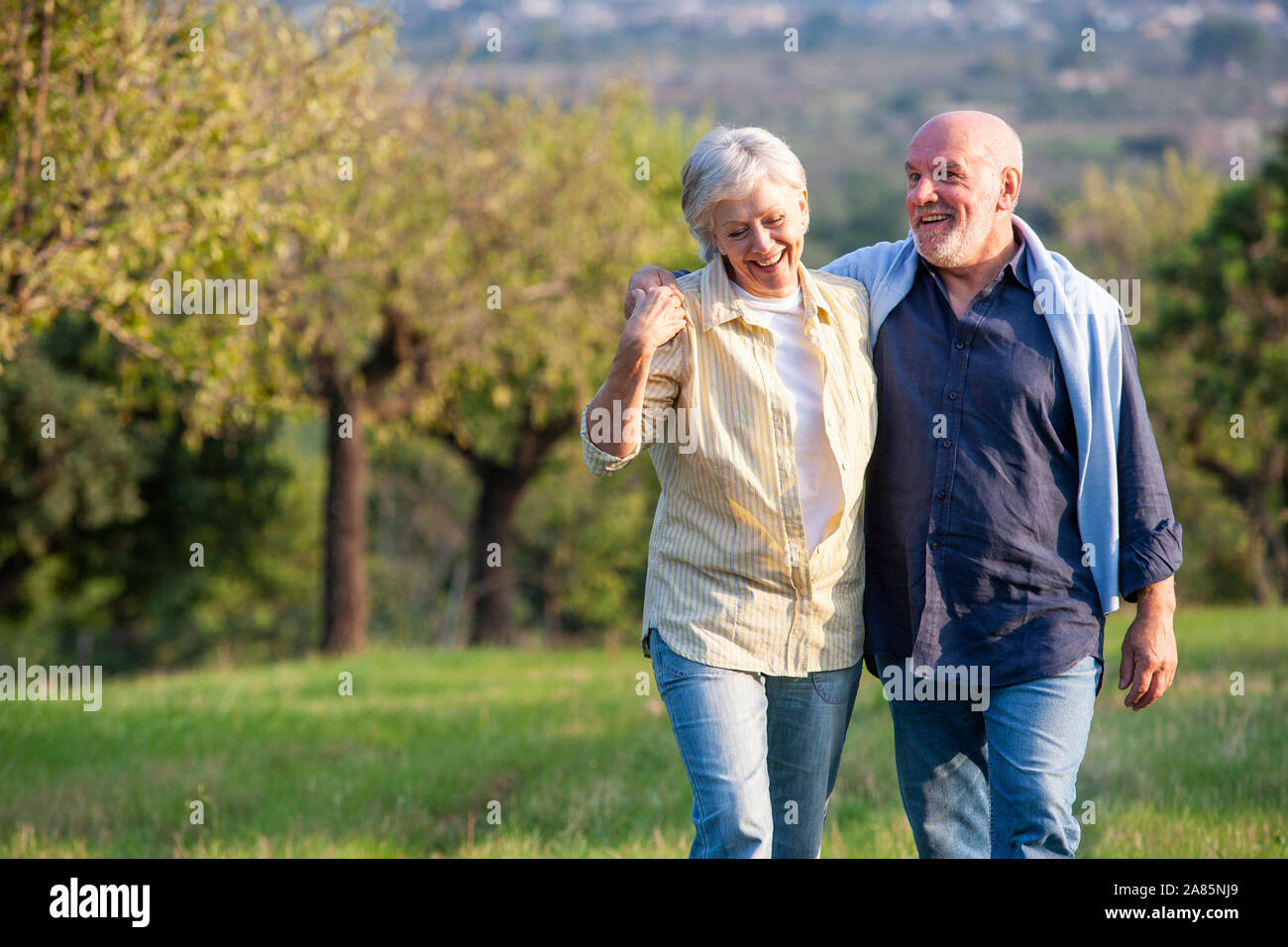 Elderly retired couple hi-res stock photography and images - Alamy