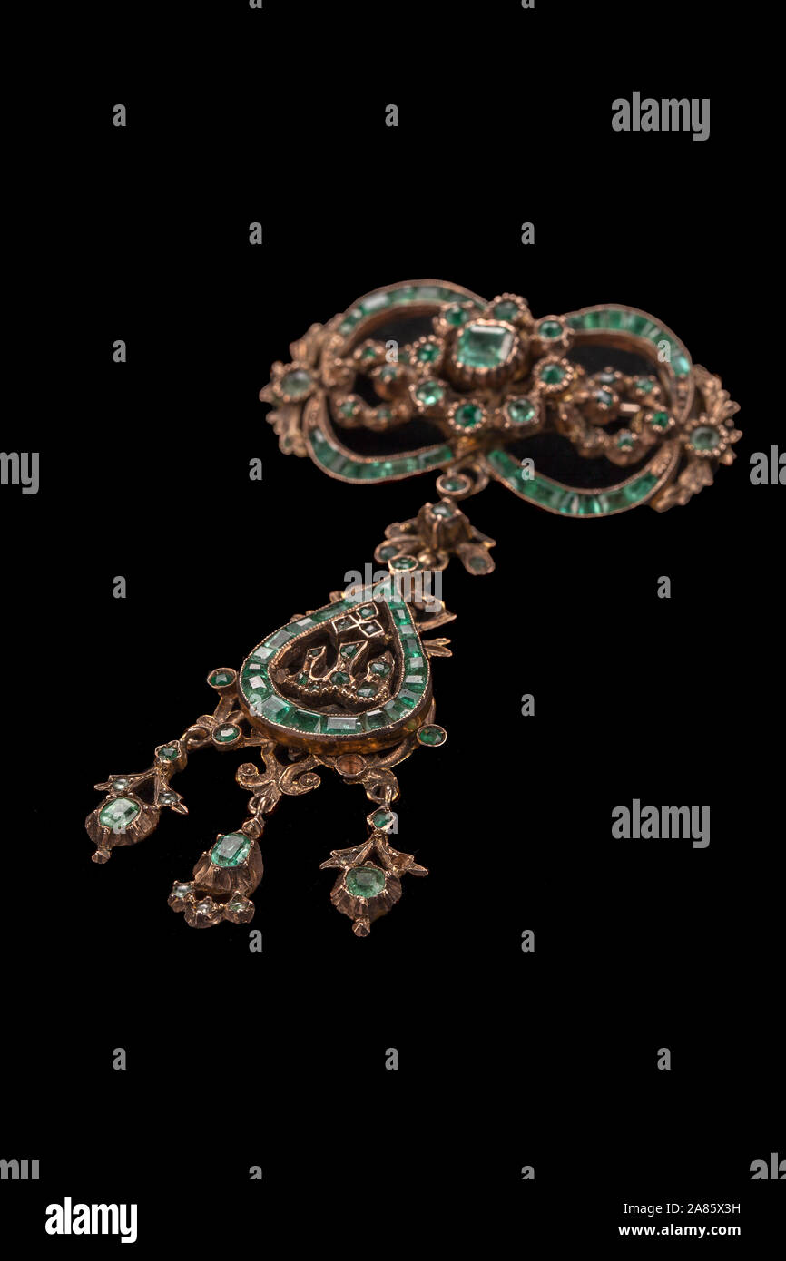 18th century emerald brooch with the hebrew letter shin, shaddai