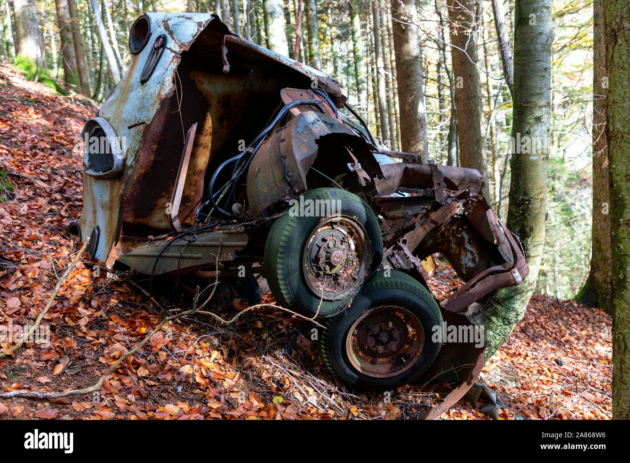 Car crashed into tree hires stock photography and images Alamy