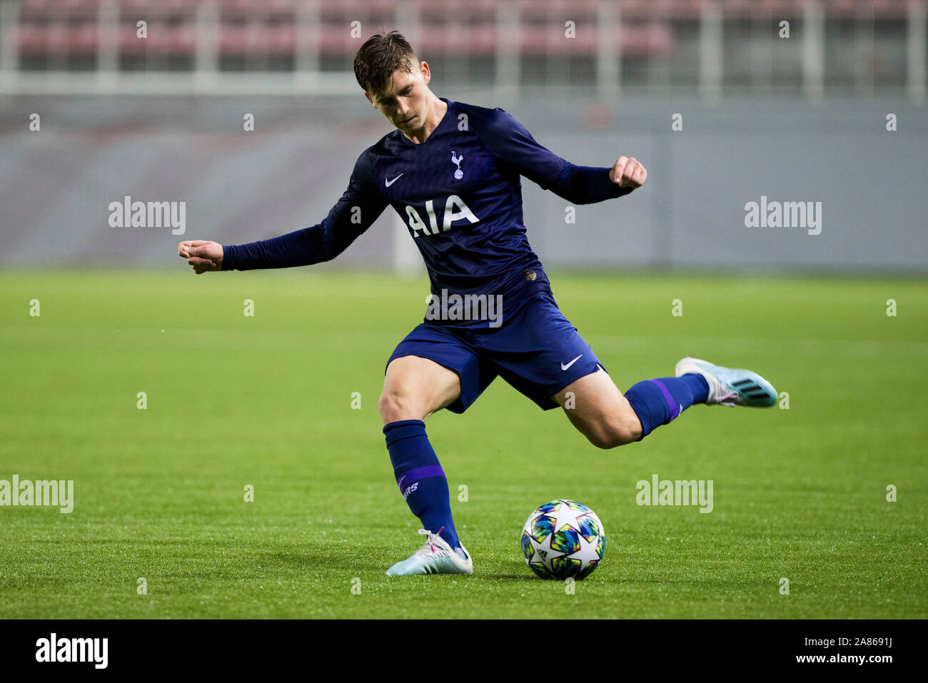 Vozdovac Stadium, Belgrade, Serbia. 6th Nov, 2019. UEFA Under 19 UEFA Youth  league football, FK Crvena Zvezda under 19s versus Tottenham Hotspur under  19s; The players of Tottenham Hotspur and of FK