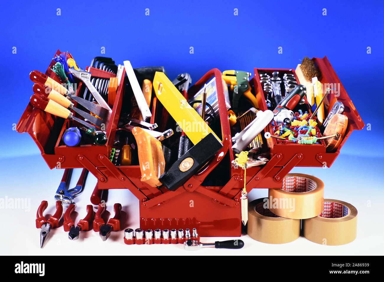 Roter Werkzeugkasten mit Werkzeug Stock Photo