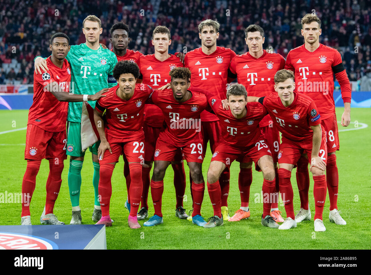 Munich, Germany. 06th Nov, 2019. Soccer: Champions League, Bayern Munich -  Olympiakos Piräus, Group stage, Group B, 4th matchday in the Allianz Arena.  The players from Munich stand together before the kick-off