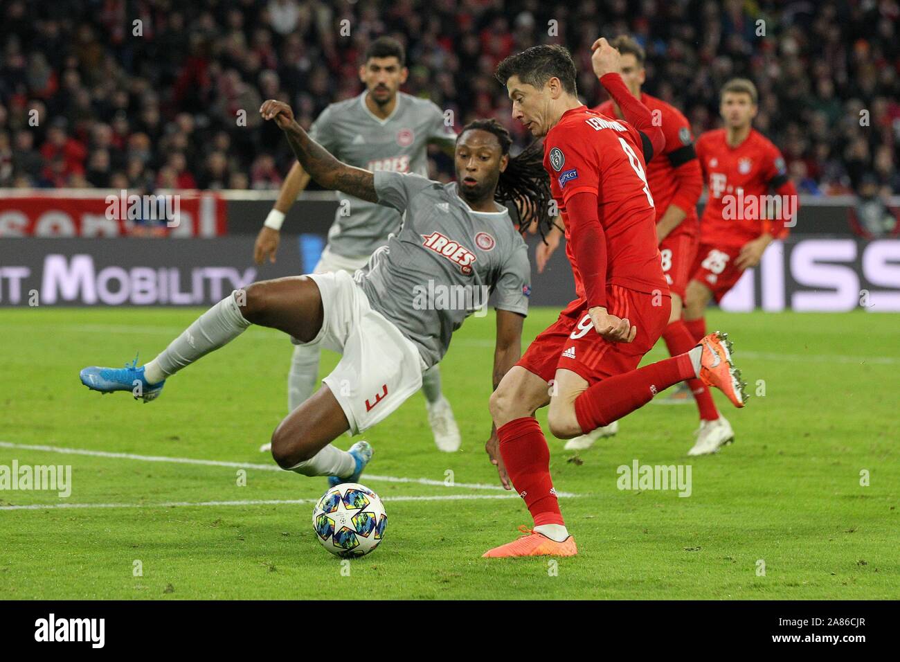 firo: 06.11.2019, Fuvuball, UEFA Champions League, 4th group match, season  2019/2020, FC Bayern Munich - Olympiakos Pirus, Ruben Semedo, Olympiacos  Pirus, Olympiakos, Pirvusus, Robert Lewandowski, FC Bayern, FCB, Bayern,  Munich, full figure,