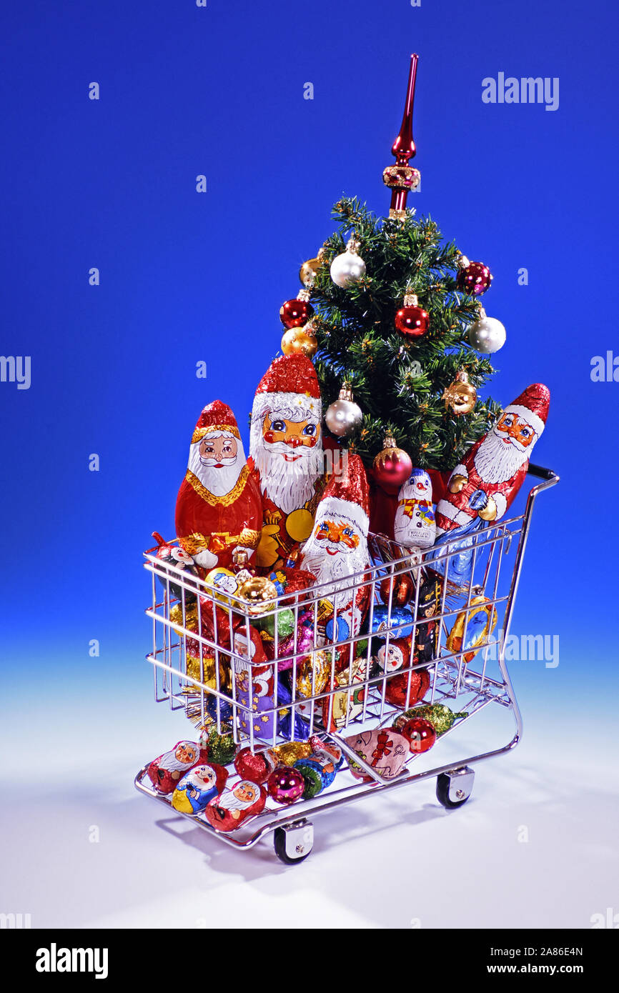 Einkaufswagen mit Weihnachtsartikel Stock Photo