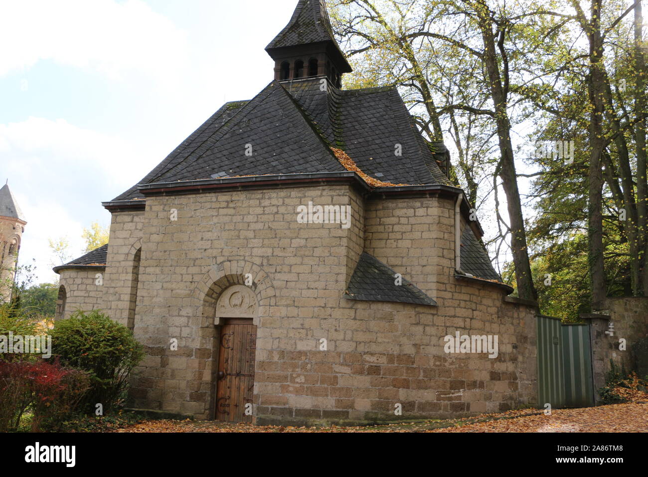 Blick auf eine kleine Kapelle auf dem Klostergelände der Benediktinerabtei Maria Laach in der Eifel Stock Photo