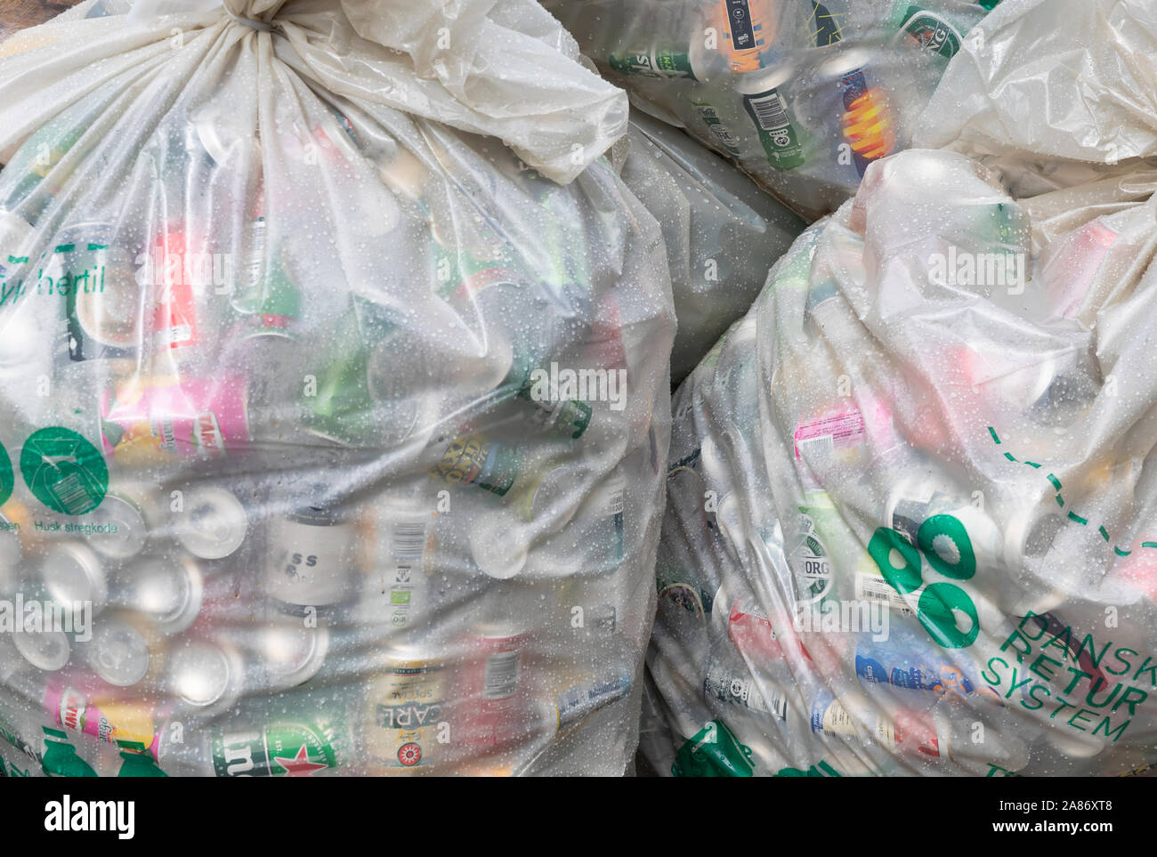 Leere Getraenkedosen in Muellsaecken in Kopenhagen | Empty beverage cans in garbage sacks in Copenhagen  | [ © Guido Schiefer Melchiorstr. 14 B, 50670 Stock Photo