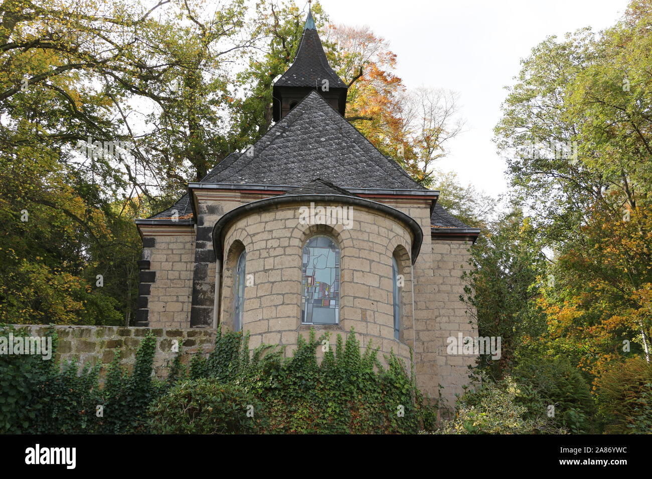 Blick auf eine kleine Kapelle auf dem Klostergelände der Benediktinerabtei Maria Laach in der Eifel Stock Photo