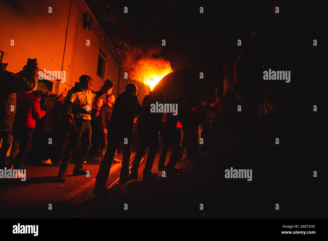 Ottery St Mary, UK, 5th Nov 2019, Participants take part in the Ottery St Mary Tar Barrels event to celebrate the 5th of November by carrying burning barrels up and down the street. Credit: Guy Peterson/ Alamy Live News Stock Photo