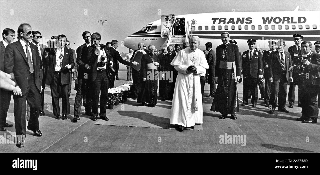 Pope John Paul 11 leaving Los Angeles International Airport in 1988 after a weeks tour of the United States. Pope John Paul II (Latin: Ioannes Paulus II; Italian: Giovanni Paolo II; Polish: Jan Paweł II; born Karol Józef Wojtyła [ˈkarɔl ˈjuzɛv vɔjˈtɨwa];[a] 18 May 1920 – 2 April 2005) was head of the Catholic Church and sovereign of the Vatican City State from 1978 to 2005.  He was elected pope by the second Papal conclave of 1978, which was called after Pope John Paul I, who had been elected in August to succeed Pope Paul VI Stock Photo