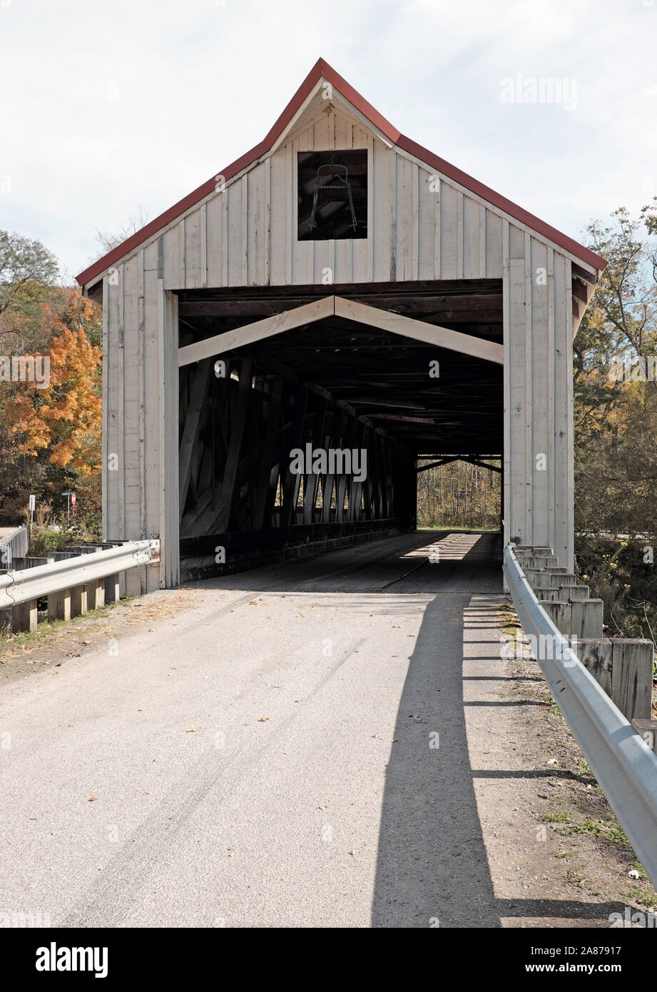 Built in 1867, the Mechanicsville wooden covered bridge in Geneva, Ohio is the longest single-span covered bridge in Ashtabula County. Stock Photo