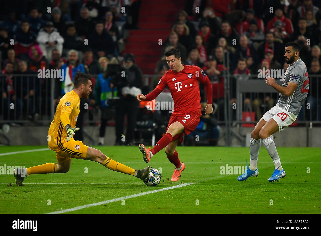 Munich, Germany. 06th Nov, 2019. José Sá from Olympiacos (L), Robert Lewandowski from Bayern (C) and Yassine Meriah from Olympiacos (R) seen in action during the UEFA Champions League group B match between Bayern and Olympiacos at Allianz Arena in Munich.(Final score; Bayern 2:0 Olympiacos) Credit: SOPA Images Limited/Alamy Live News Stock Photo