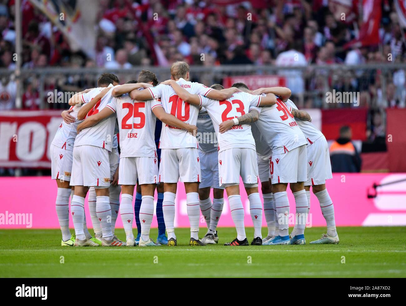 Teambuilding, Circle of the team 1st FC Union Berlin, Allianz Arena, Munich, Bavaria, Germany Stock Photo