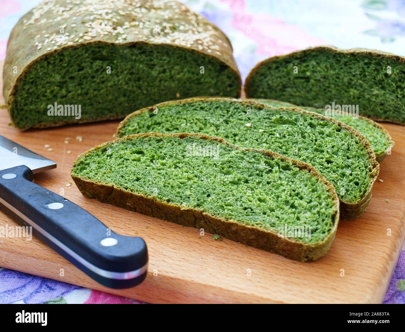 Крапива в пищу. Хлеб с крапивой. Зеленый хлеб. Хлеб со шпинатом. Хлеб из травы.