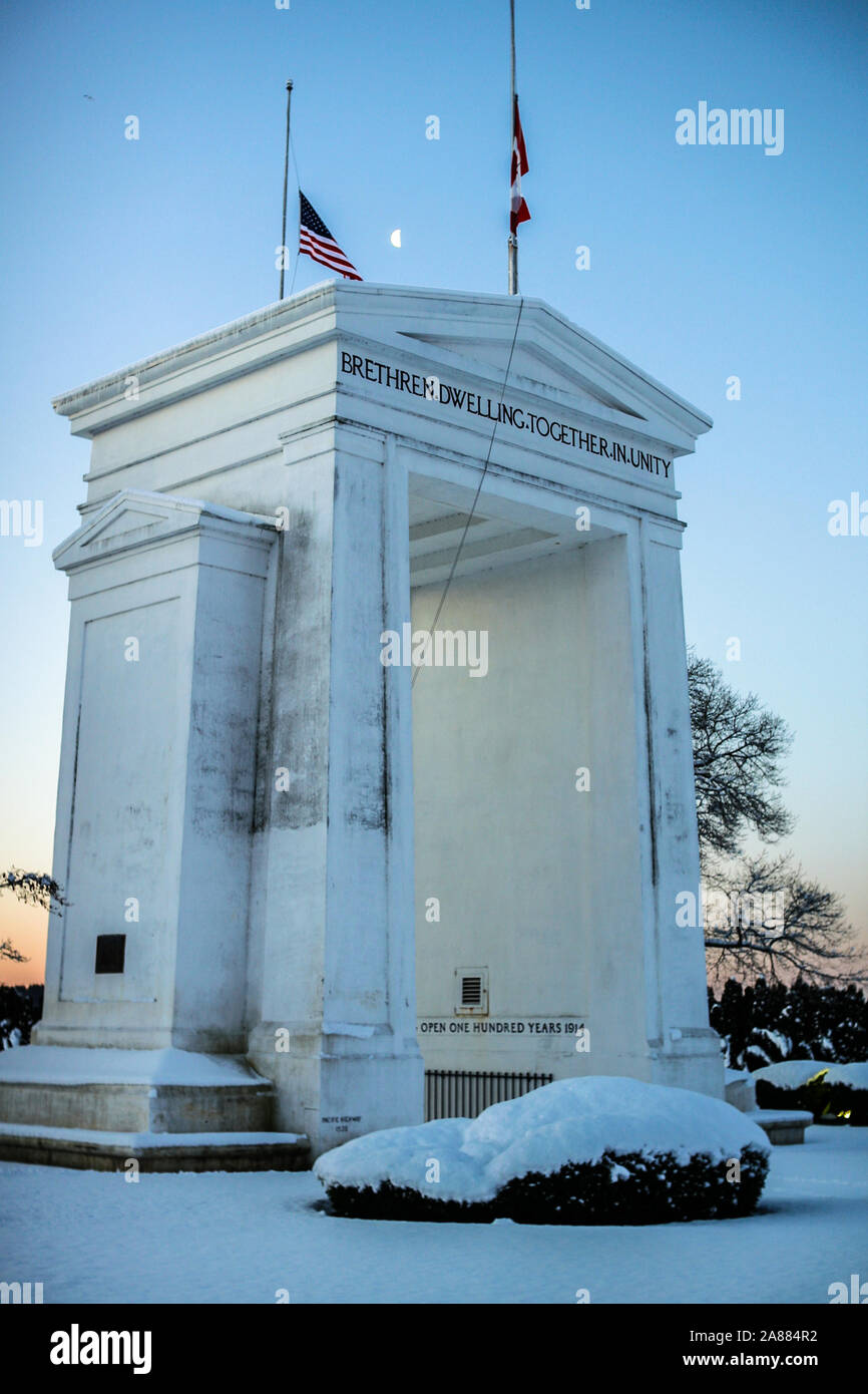 Peace Arch at the Peace Arch Border Crossing at the US/Canada border between Washington State and British Columbia at Blaine (US) and Douglas (BC) Stock Photo