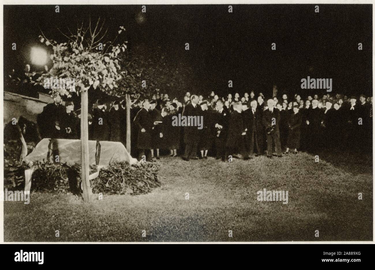 Avant de mettre le cercueil dans la tombe. Obsèques de Tomas Garrigue Masaryk Stock Photo