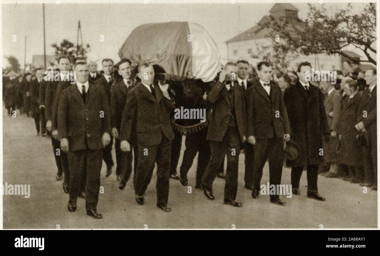 Le cercueil de Tomas Garrigue Masaryk est ramené au cimetière de Lany Stock Photo