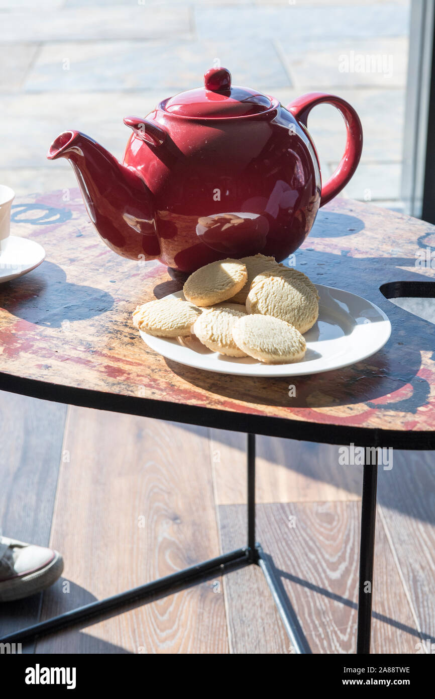 Teapot Pouring Out Tea High Resolution Stock Photography and Images Alamy