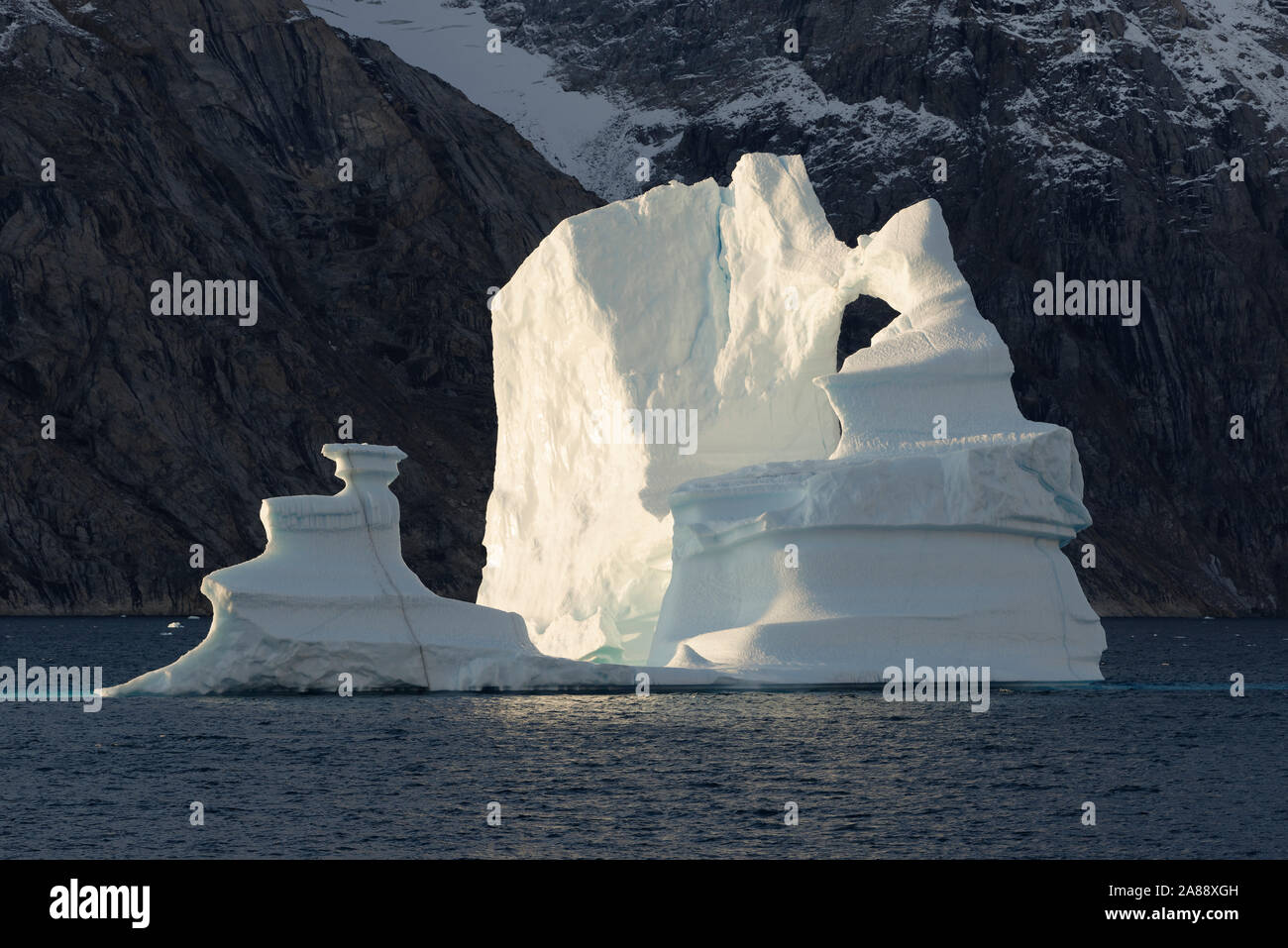 Herbst im Øfjord, Scoresby Sund, Kangertittivaq, Grönland, Dänemark. Floating icebergs in fjord in autumn, Kangertittivaq, Eastern Greenland, Denmark Stock Photo