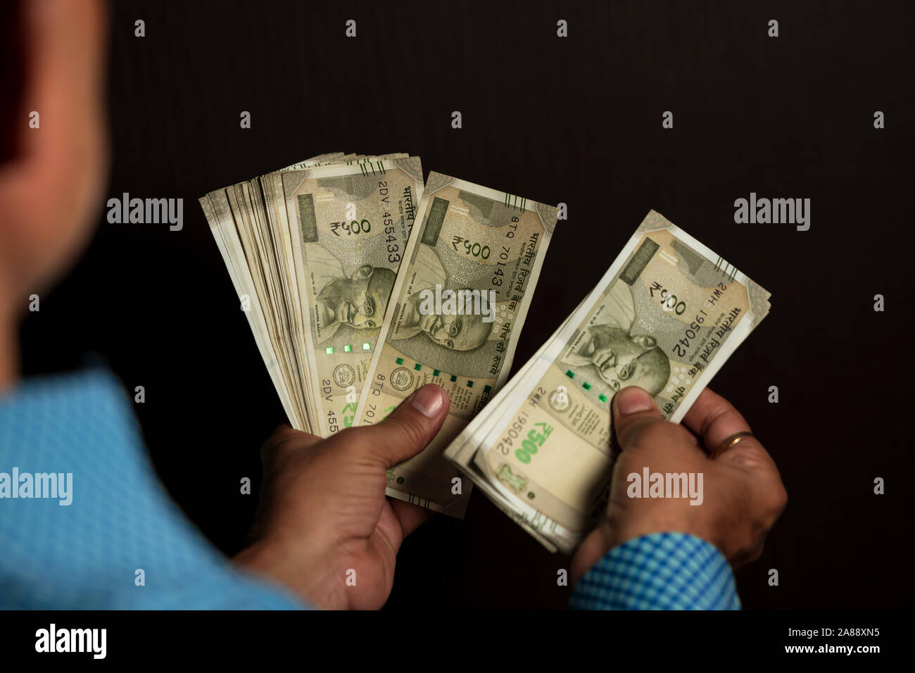 Man Holding Indian Rupee Notes High Resolution Stock Photography And Images Alamy