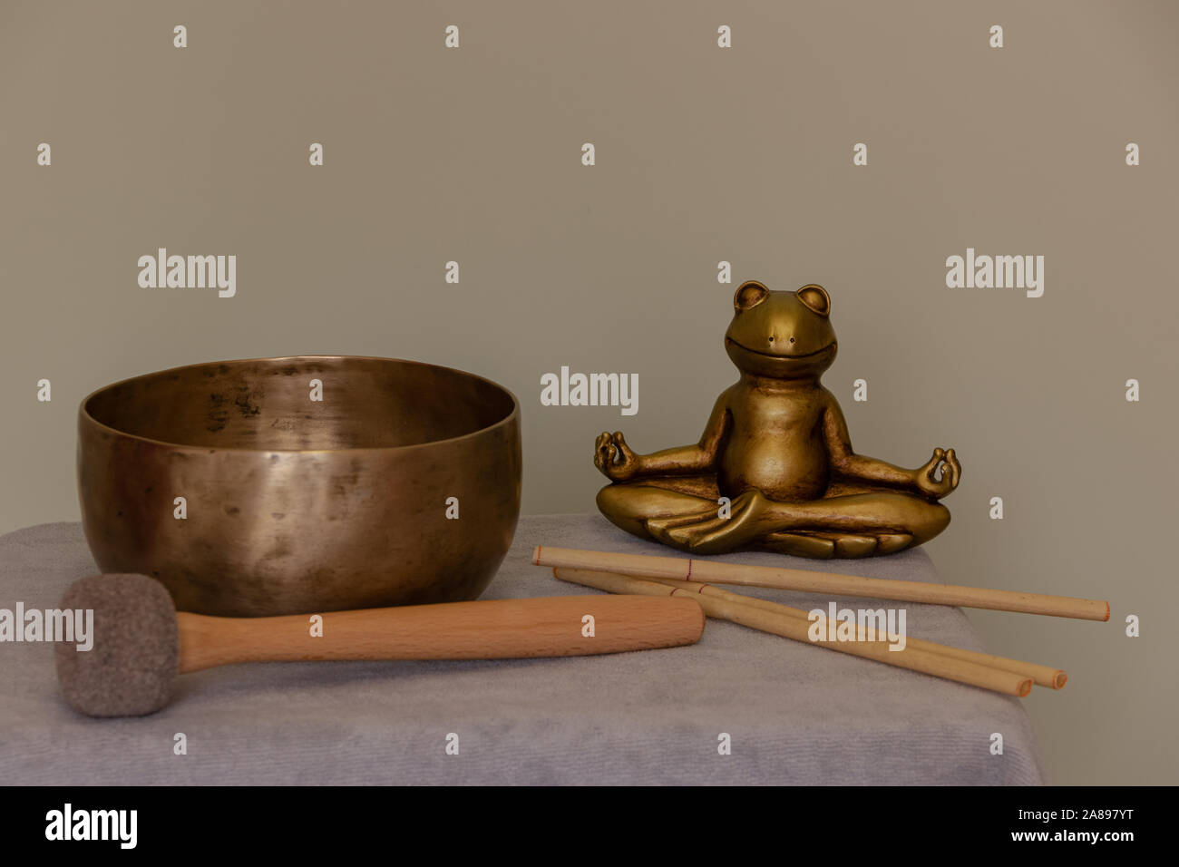 Kelch und Räucherstäbchen im Hintergrund meditierender Frosch Stock Photo