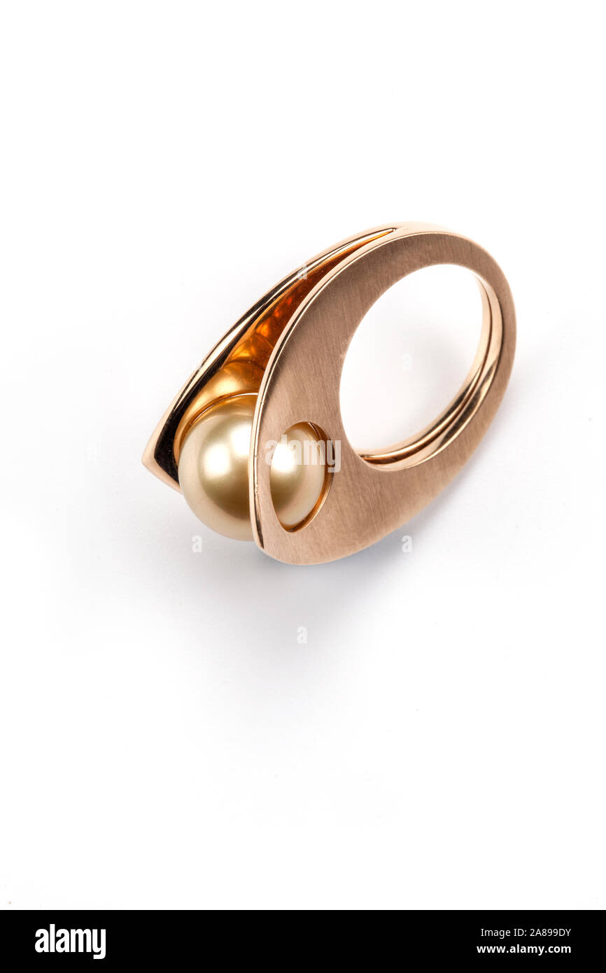 Contemporary South Sea pearl gold ring by Paul Spurgeon Stock Photo