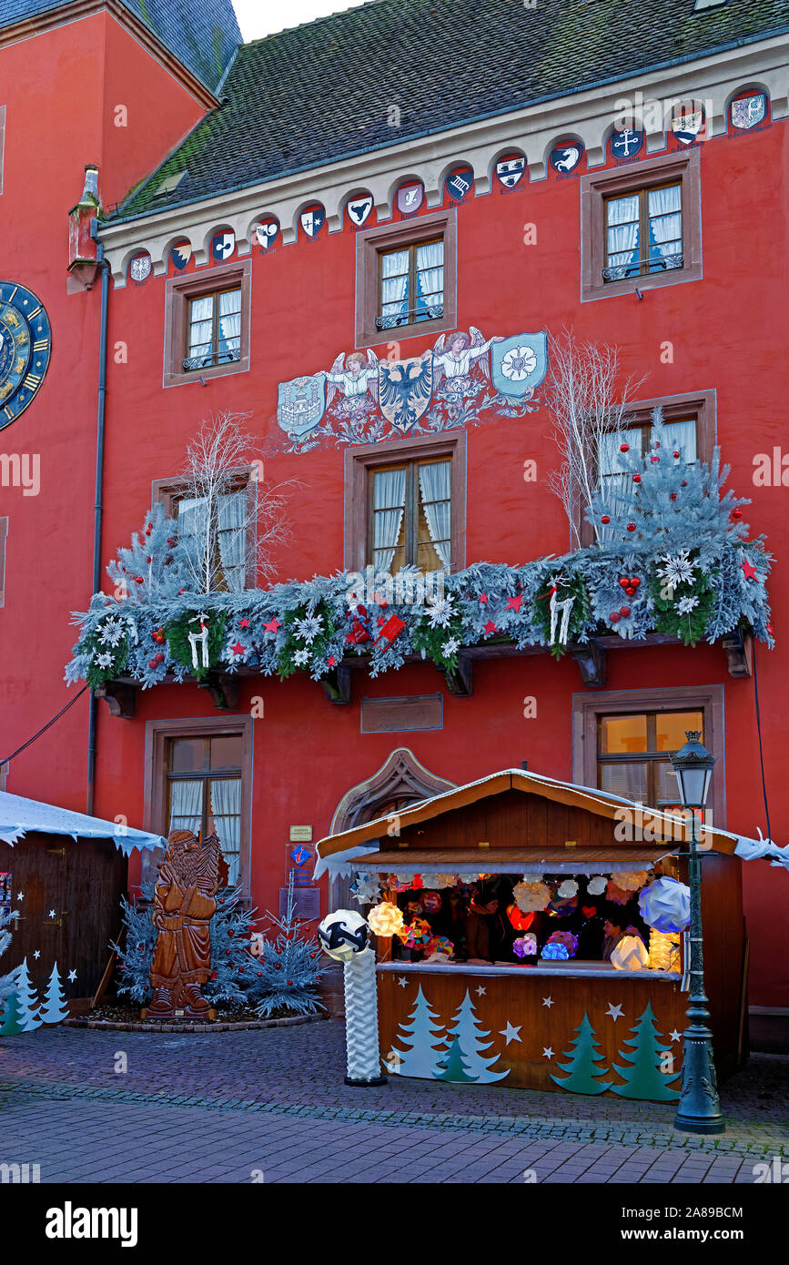 Weihnachtsmarkt, Museum, Musée alsacien, Verkaufshäuser,Weihnachtsdekoration, Weihnachtsmann, Holzfigur Stock Photo