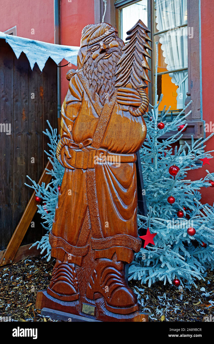 Weihnachtsmarkt, Weihnachtsmann, Holzfigur Stock Photo