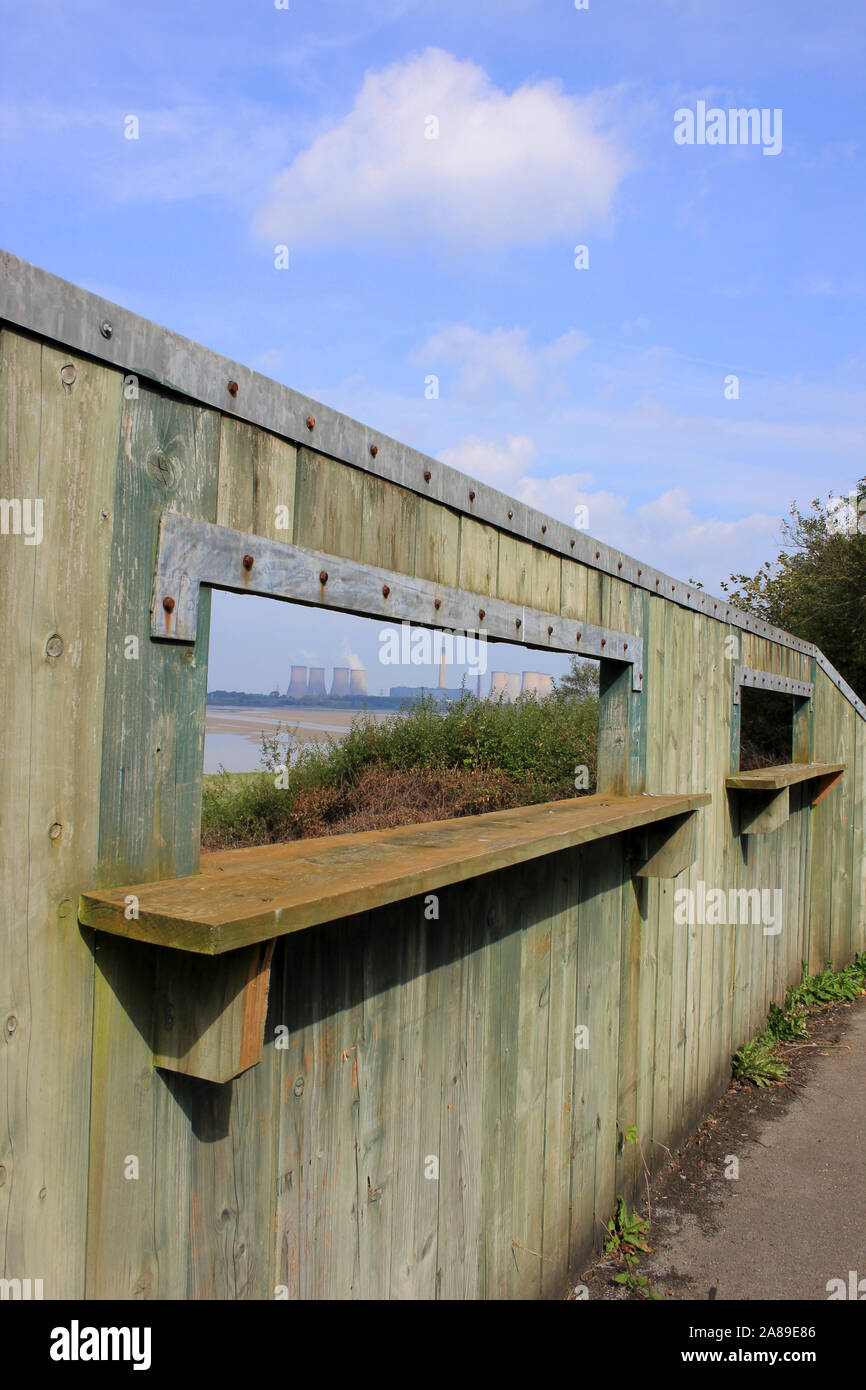 Bird Viewing Screen At Wigg Island Nature Reserve, Runcorn with Fiddlers Ferry Power Station In Distance Stock Photo