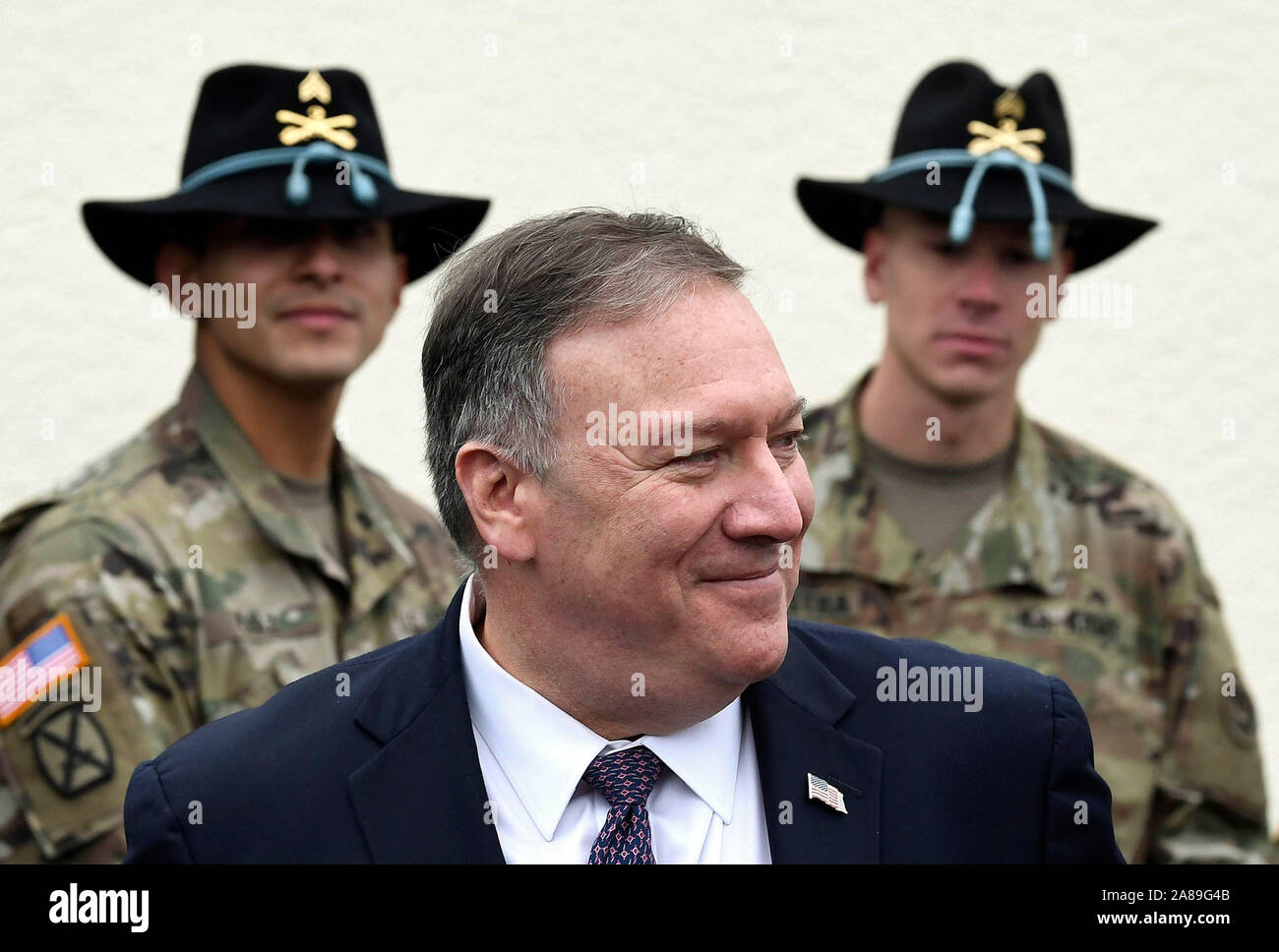 Grafenwöhr, Germany. 7th Nov 2019.  Mike Pompeo (M), US Secretary of State, meets US soldiers at the Bavarian site. Pompeo is visiting Germany on 7 and 8 November to mark the anniversary of the fall of the Berlin Wall. Photo: Jens Meyer/AP/dpa Credit: dpa picture alliance/Alamy Live News Stock Photo