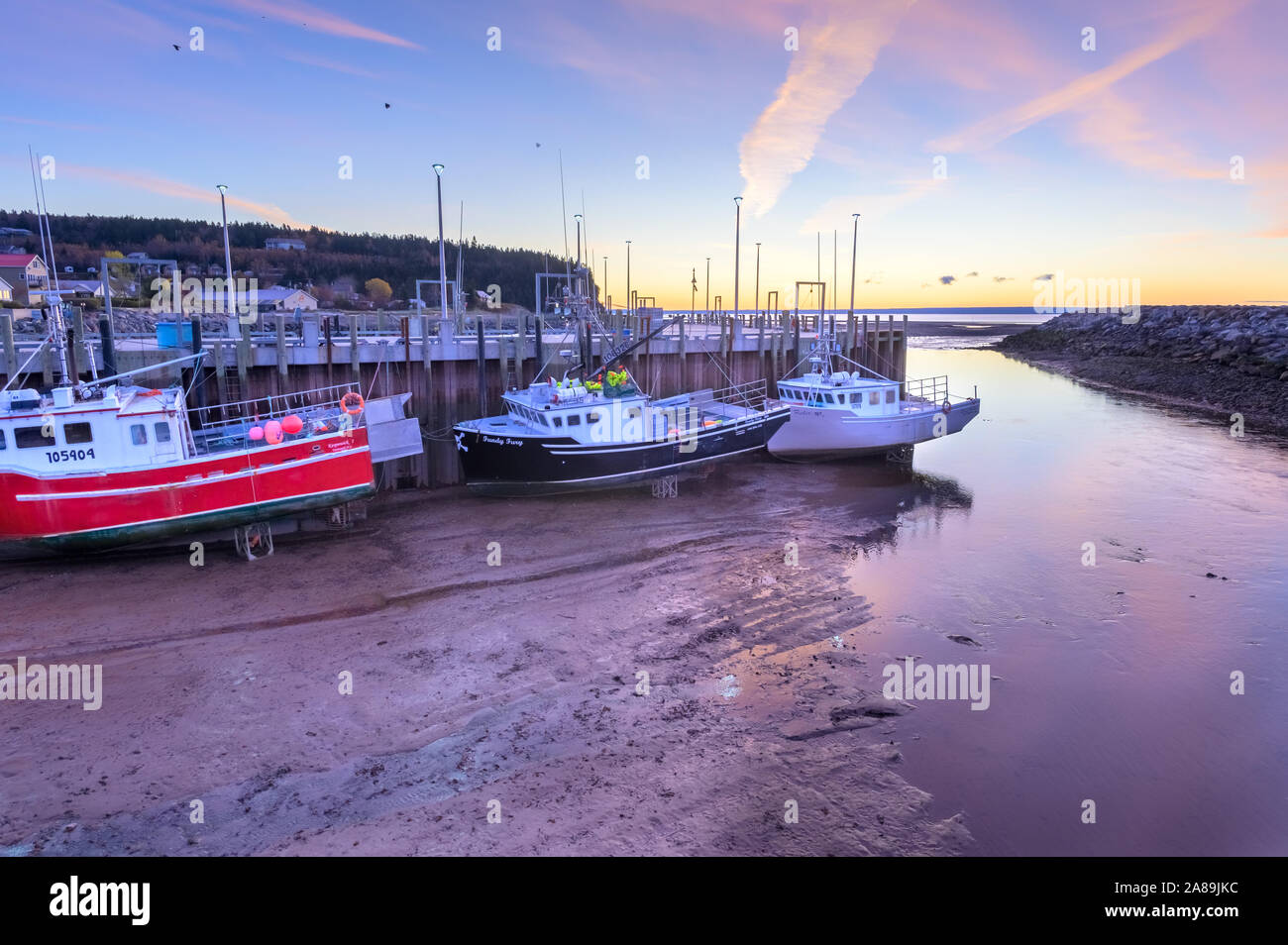 Bay of fundy low tide boats hi-res stock photography and images - Alamy