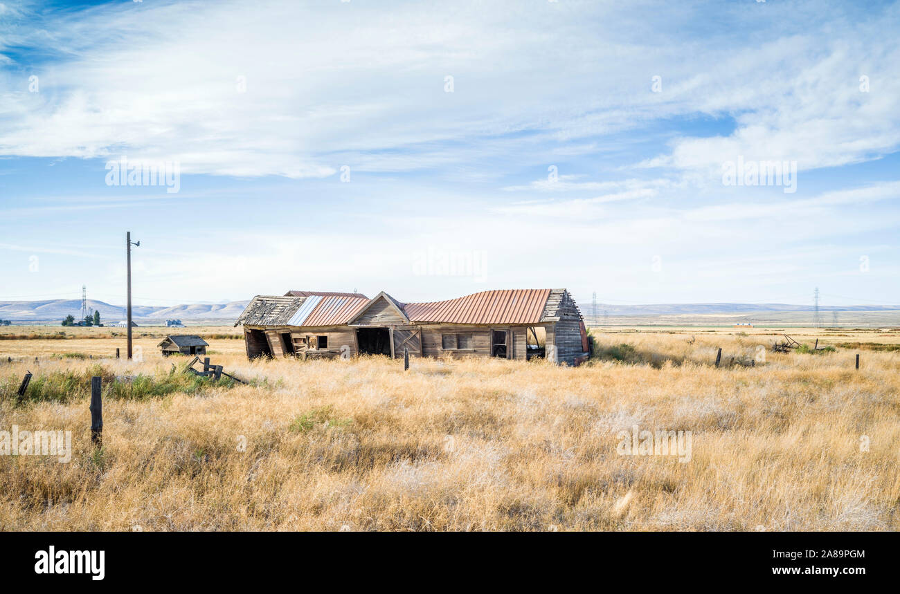 An abandoned farm building on a prairie west of Ephrata in eastern Washington State, USA. Stock Photo