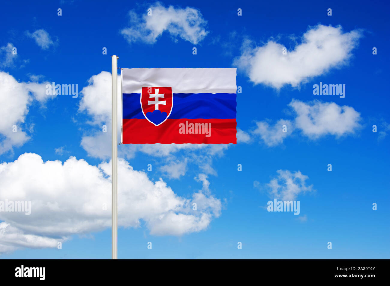 Europa, Mitteleuropa, Slowakei, Nationalfahne, Nationalflagge, Fahne, Flagge, Flaggenmast, Cumulus Wolken vor blauen Himmel, Stock Photo