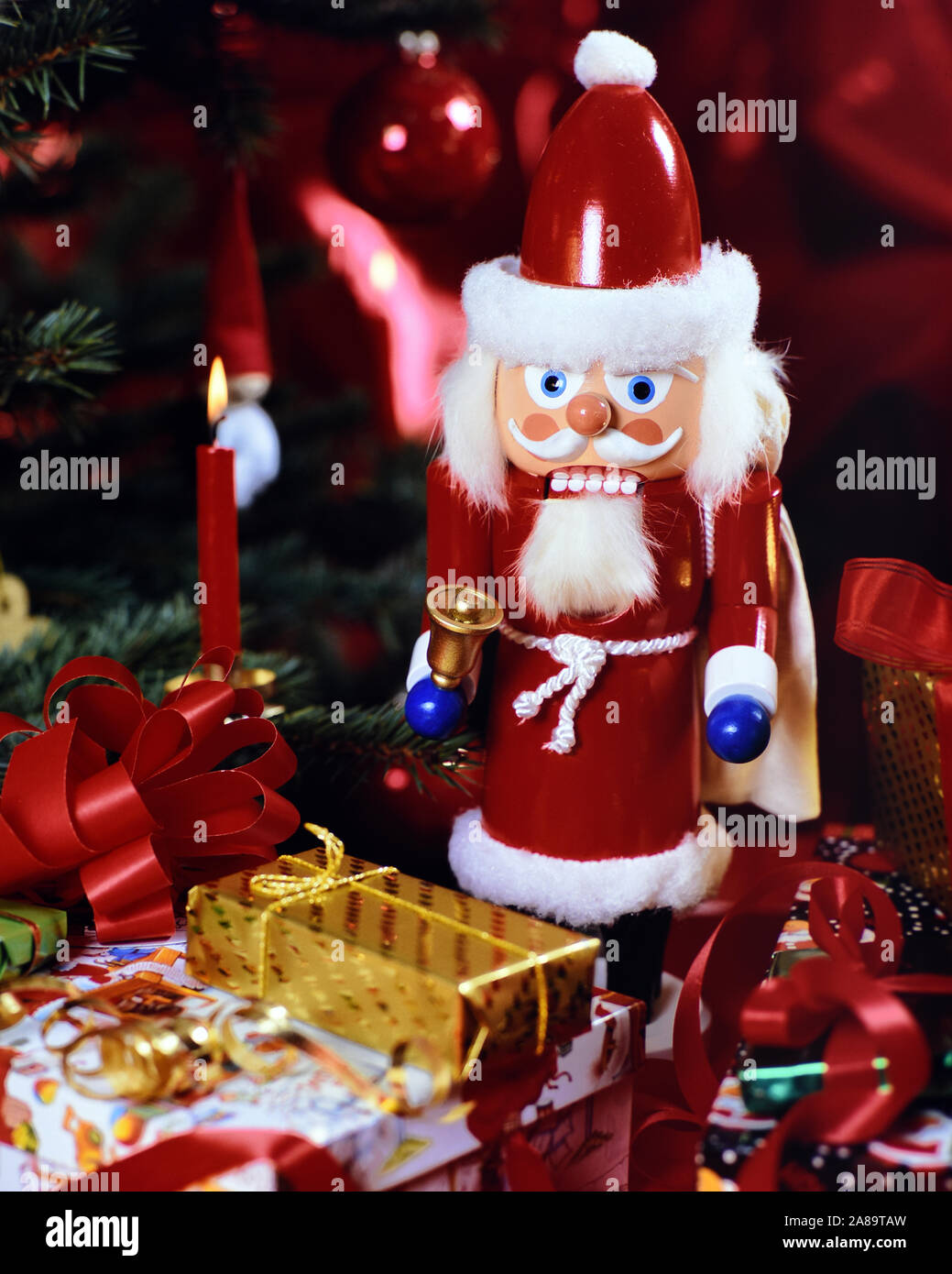 Nussknacker vor weihnachtlicher Dekoration, Tannenbaum, Weihnachtsbaum, Weihnachten, Schokolade, Nüsse, Obst, Stock Photo
