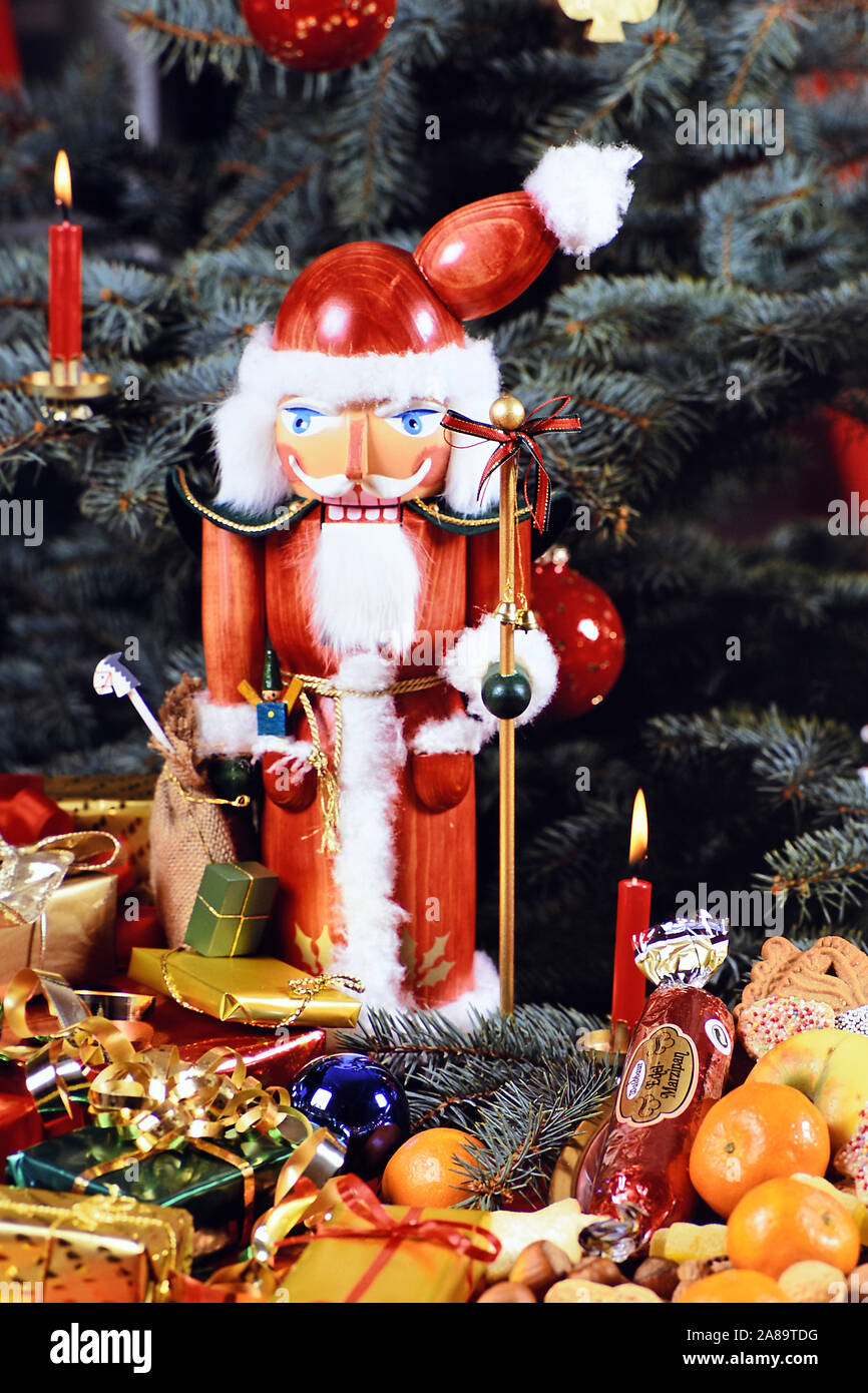 Nussknacker vor weihnachtlicher Dekoration, Tannenbaum, Weihnachtsbaum, Weihnachten, Schokolade, Nüsse, Obst, Stock Photo