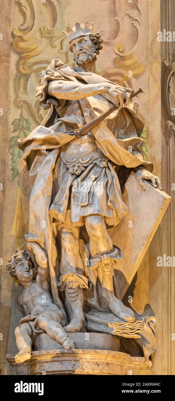 King salomon statue hi-res stock photography and images - Alamy