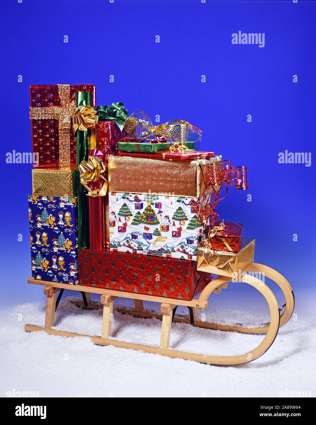 Weihnachtsgeschenke auf dem Schlitten, Studioaufnahme, Weihnachten, Geschenke, Stock Photo