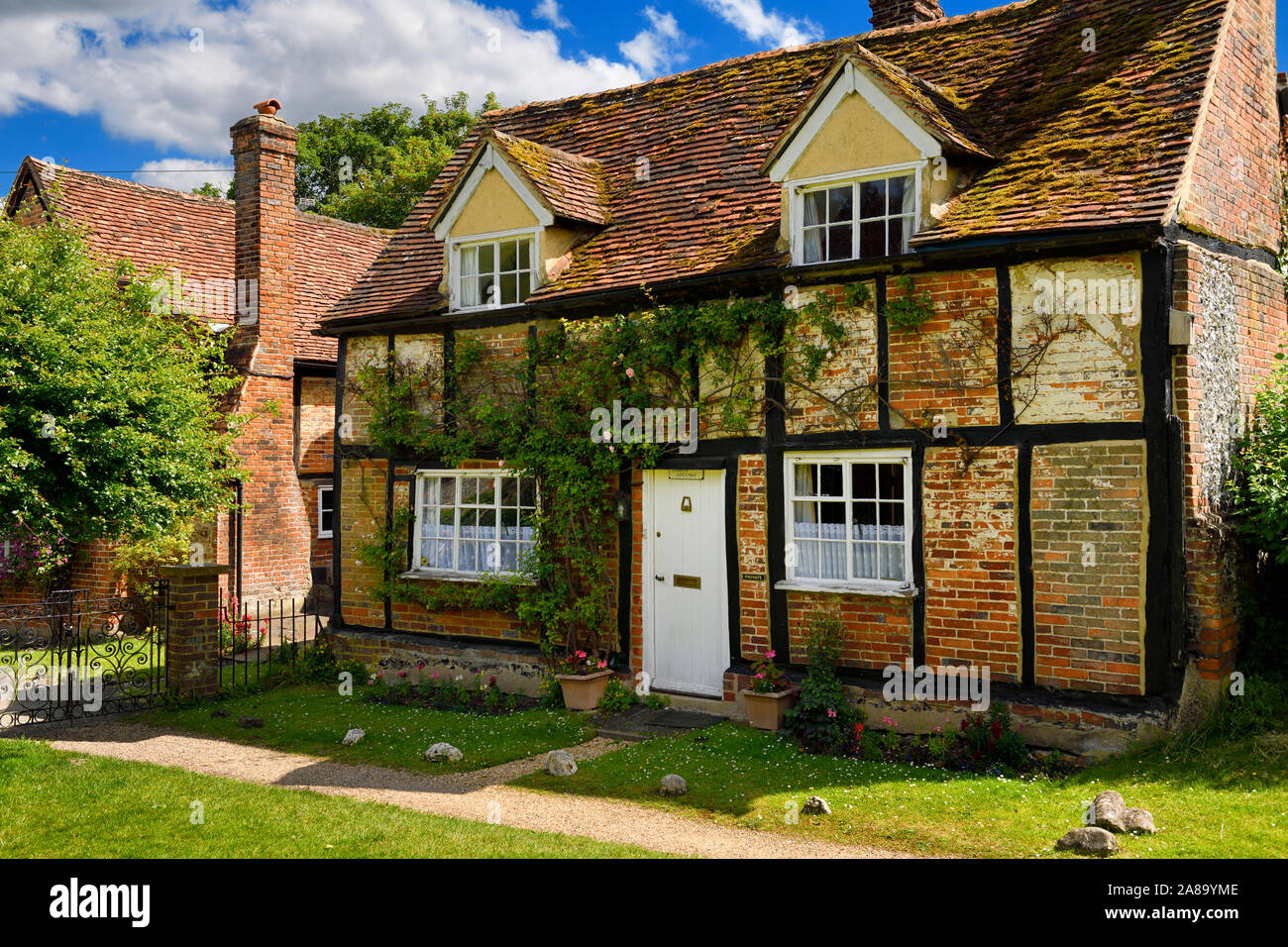 Red brick cottages hi-res stock photography and images - Alamy