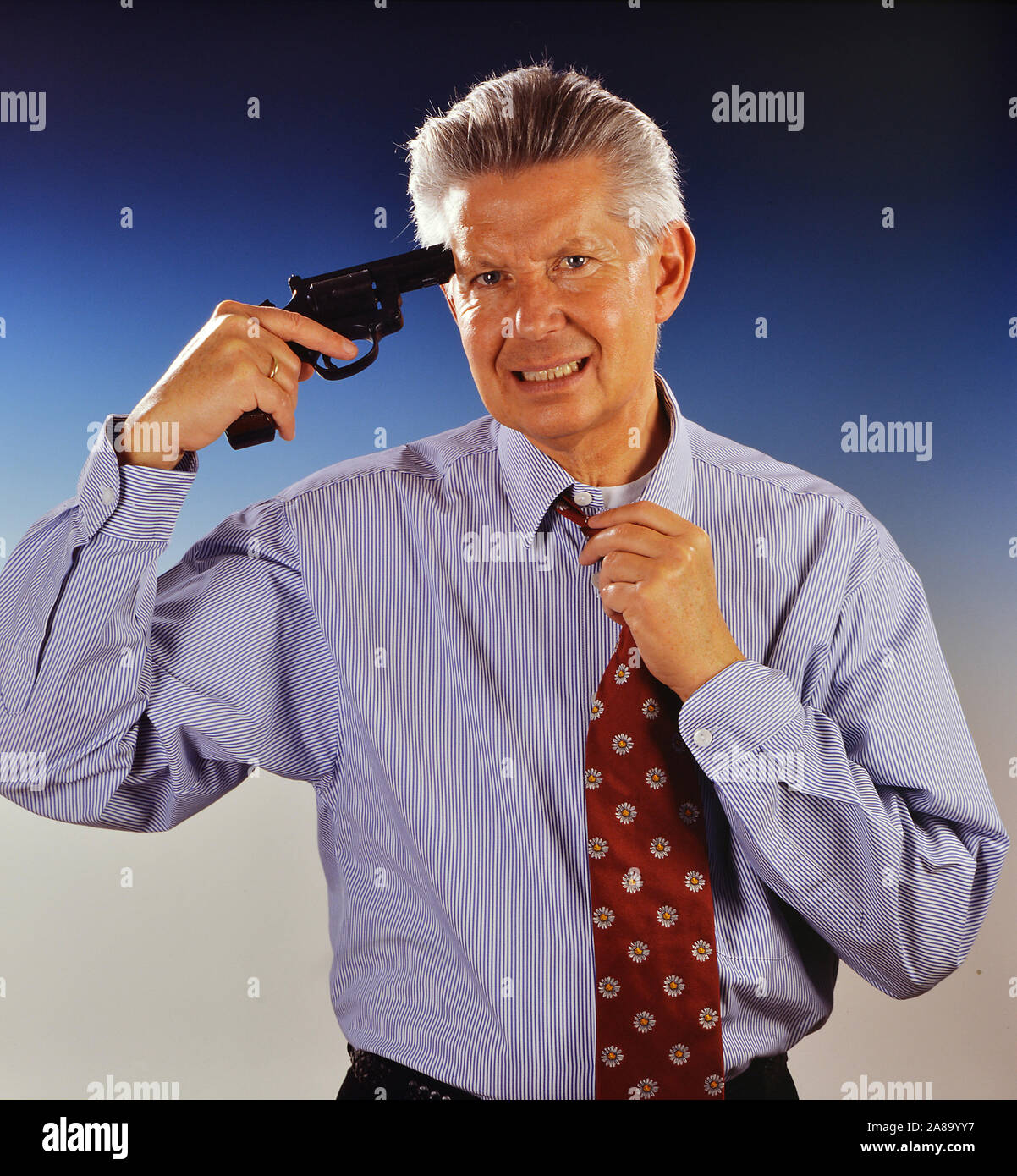 Mann mit Revolver in der Hand, Selbstmord, Selbstmörder, MR: Yes Stock Photo