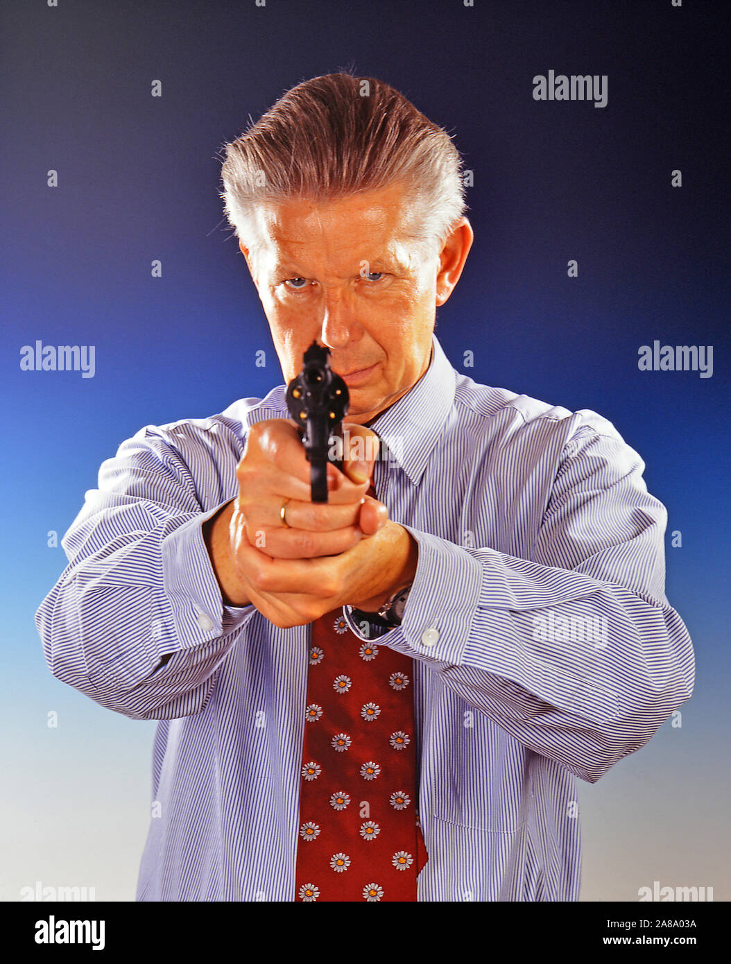 Mann mit Revolver in der Hand, Selbstmord, Selbstmörder, MR: Yes Stock Photo