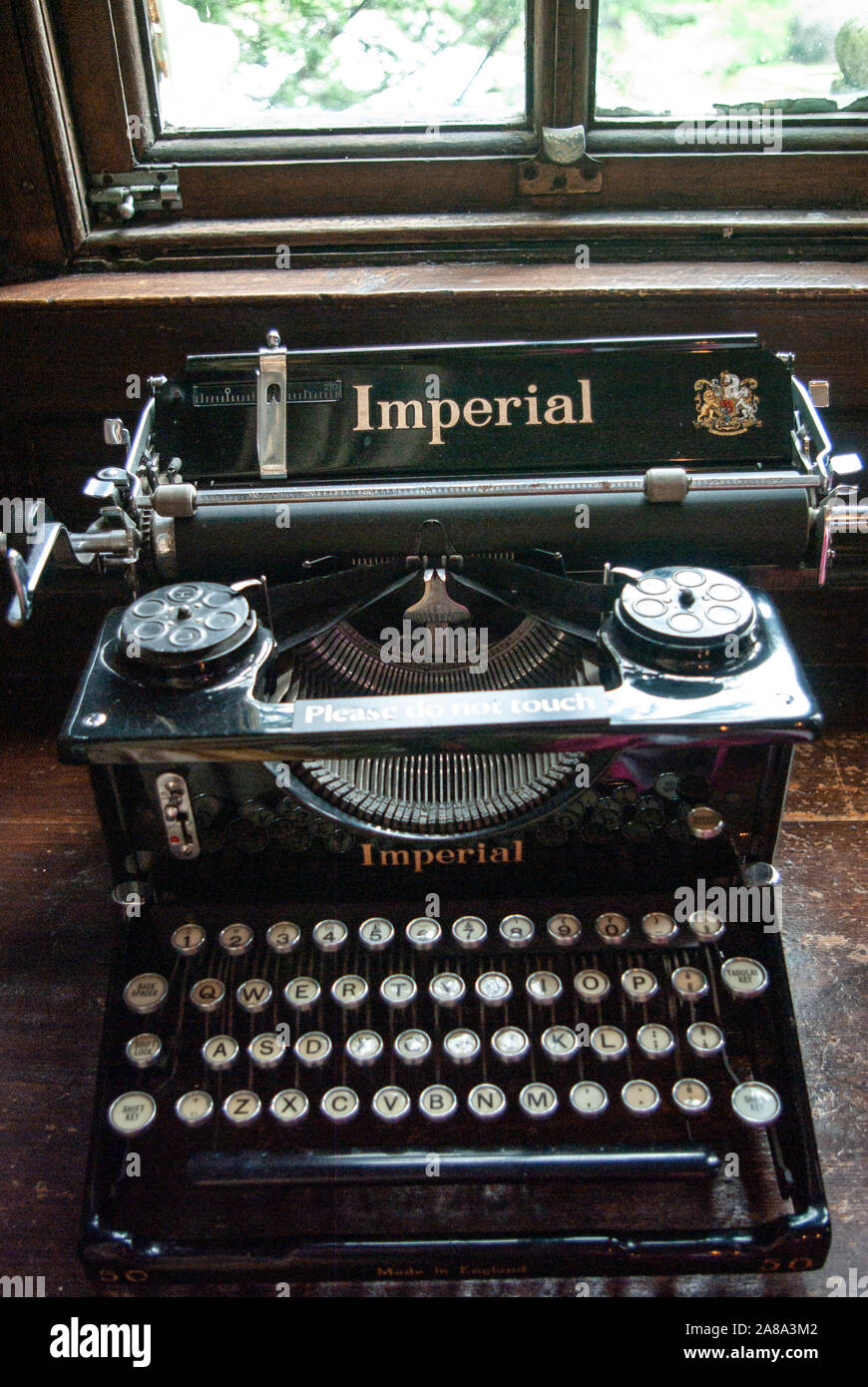 Imperial typewriter hires stock photography and images Alamy