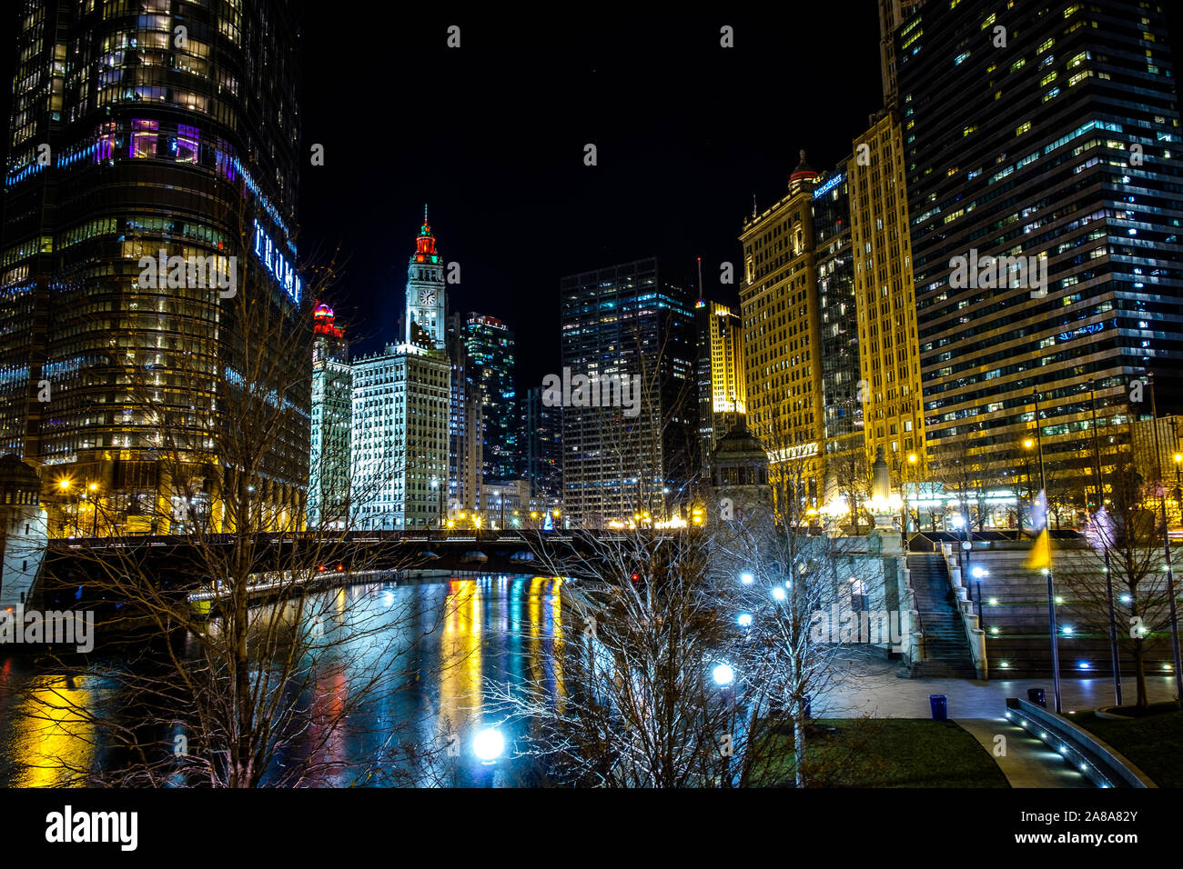 Chicago at night - illuminated banks of Chicago River Stock Photo - Alamy